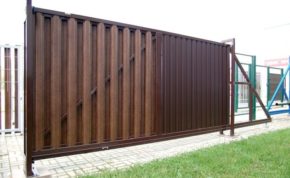 Стильные железные ворота и ограждения из профнастила